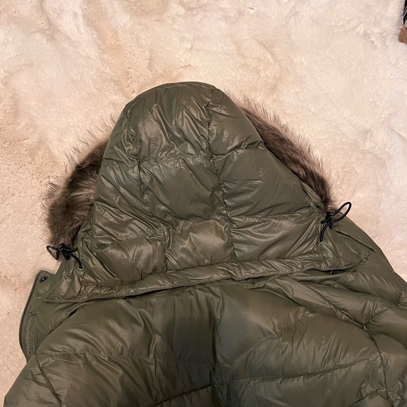 Army green mid length Columbia puffer with Omni shield - Picture 7 of 7